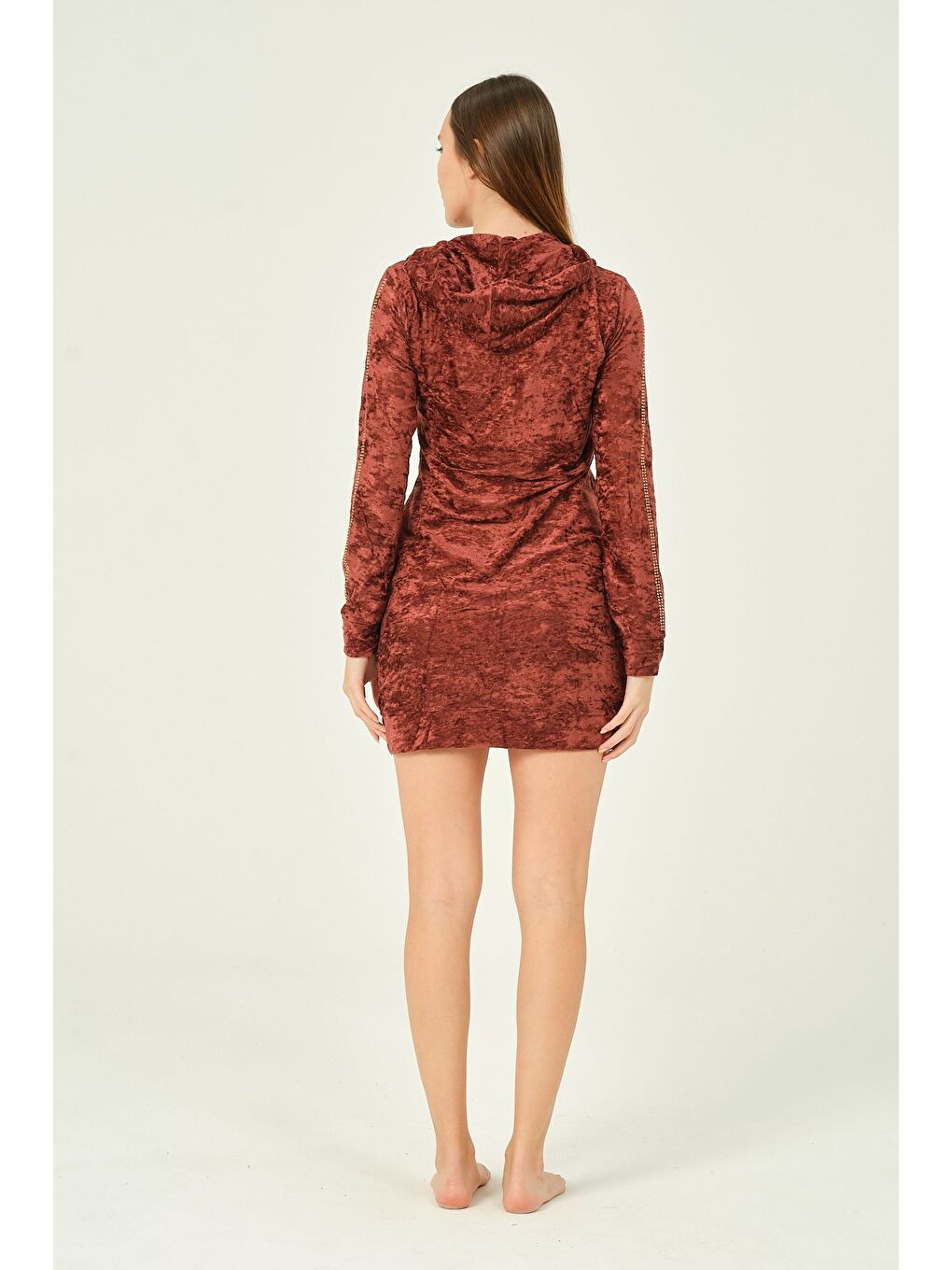 Bordo Cepli Kapüşonlu Taş Detaylı Kadife Uzun Kollu Kısa Elbise-3