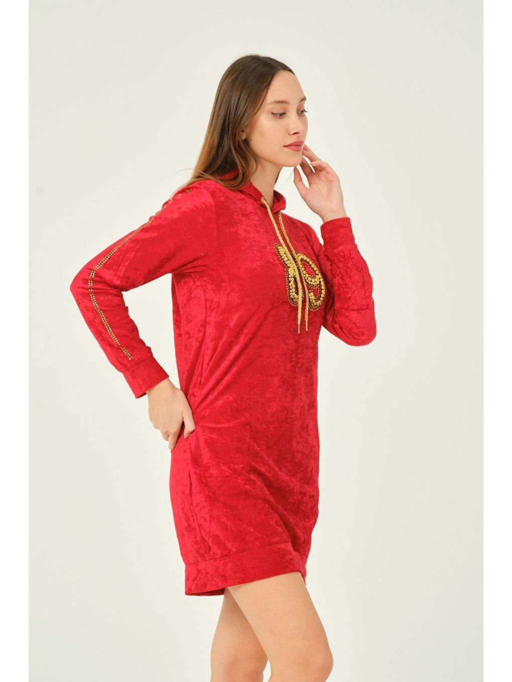 Kırmızı Cepli Kapüşonlu Taş Detaylı Kadife Uzun Kollu Kısa Elbise-3