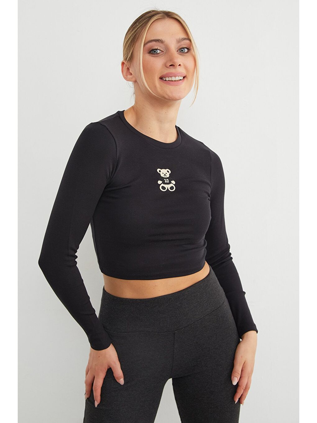 Siyah Ayıcık Nakışlı Uzun Kol Crop Tişört-1