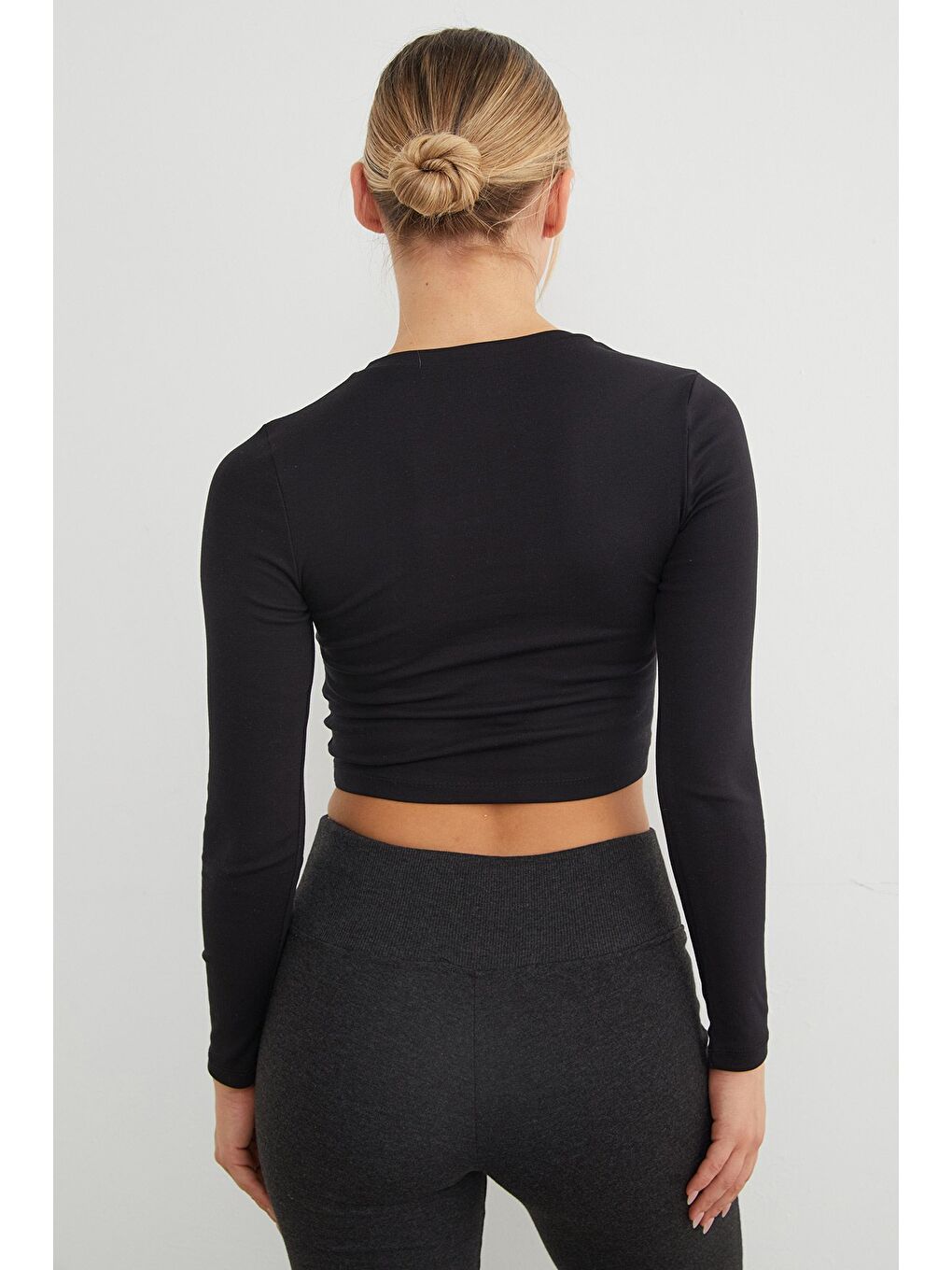 Siyah Ayıcık Nakışlı Uzun Kol Crop Tişört-3