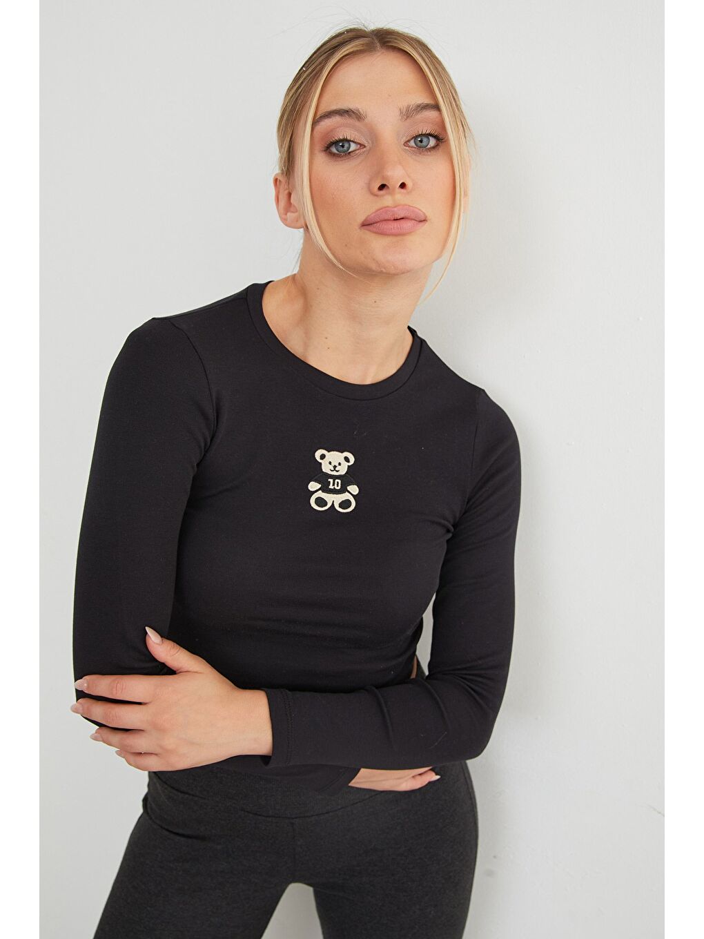 Siyah Ayıcık Nakışlı Uzun Kol Crop Tişört-4