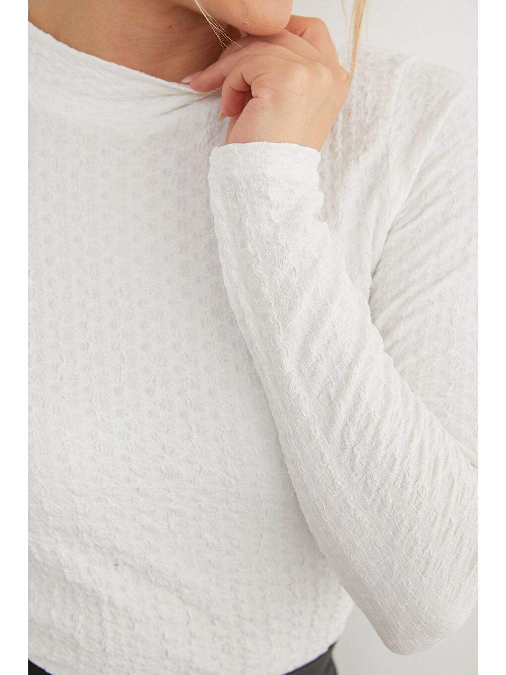 Beyaz Dik Yaka Bürümcük Kumaş Bluz-1