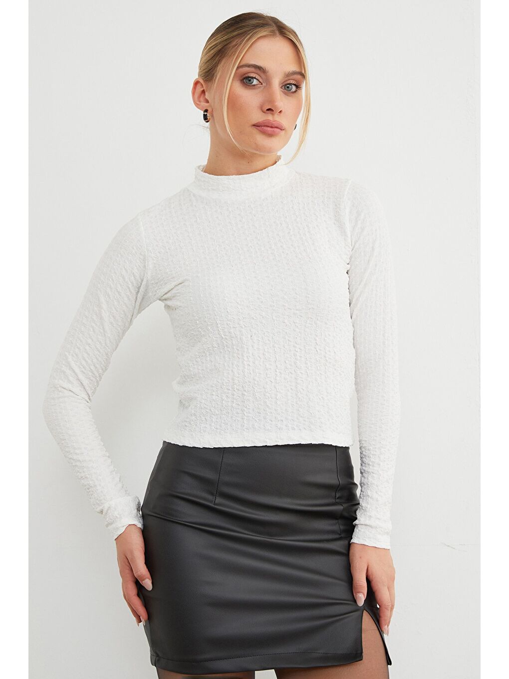 Beyaz Dik Yaka Bürümcük Kumaş Bluz-2