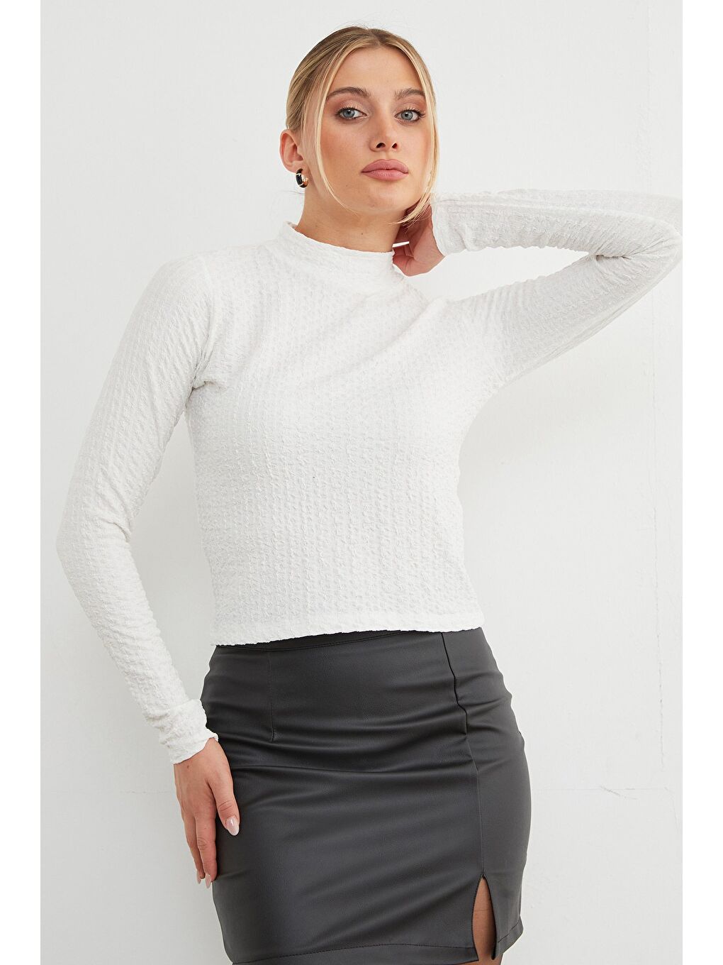 Beyaz Dik Yaka Bürümcük Kumaş Bluz-3