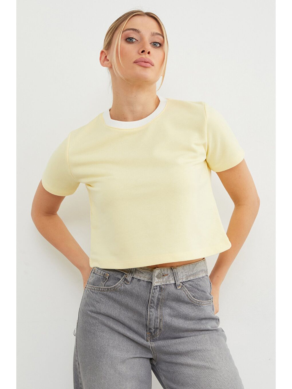 Sarı Basic Ribana Yaka Mevsimlik Crop Tişört-3