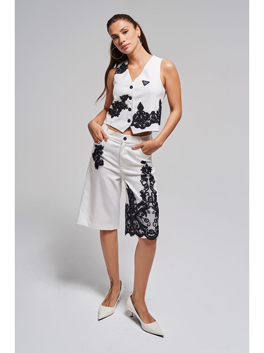 Kadın Ekru Renk Siyah Dantel Nakışlı Midi Boy Tasarım Kumaş Bermuda Şort-1