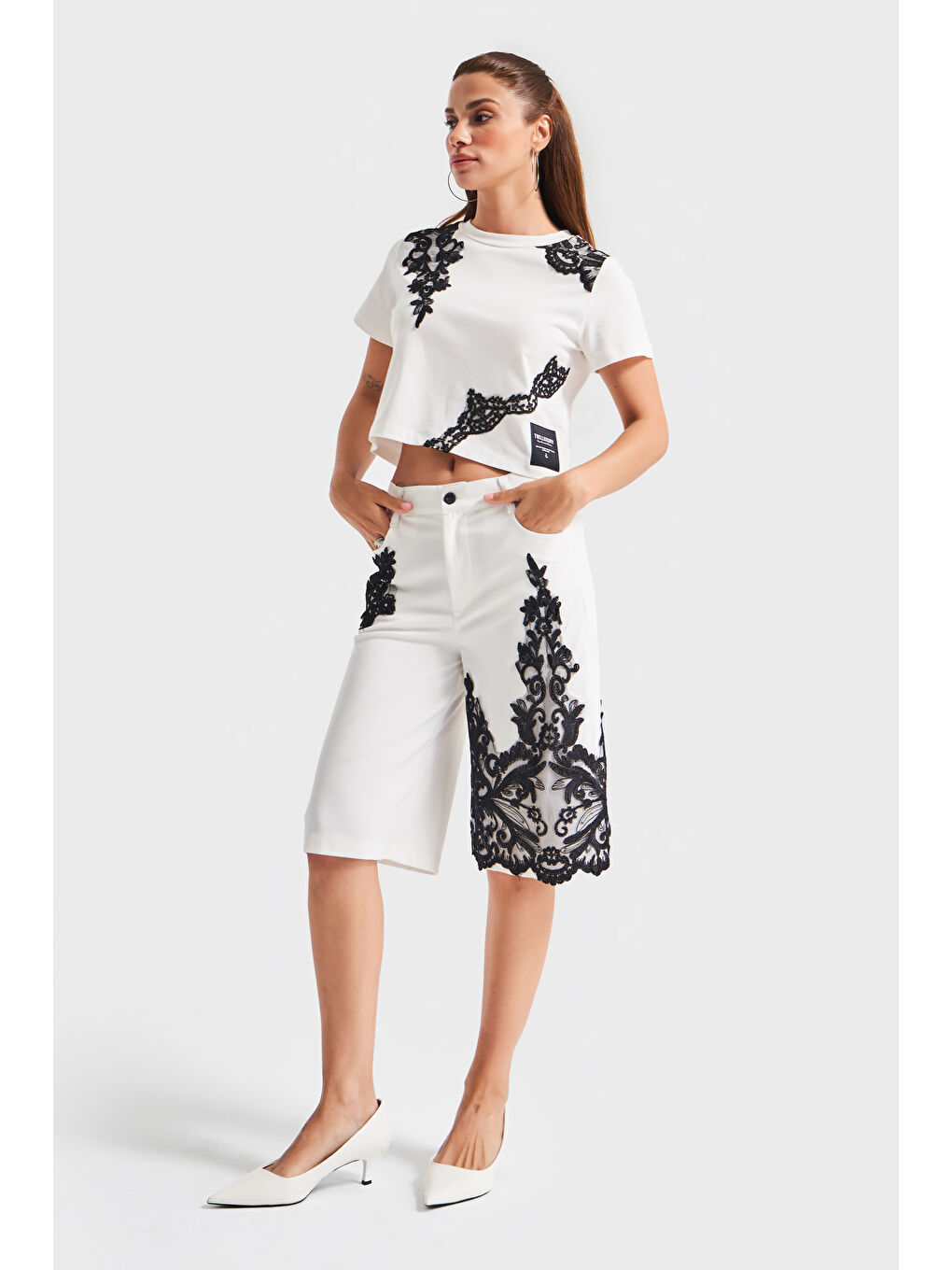 Kadın Ekru Renk Siyah Dantel Nakışlı Midi Boy Tasarım Kumaş Bermuda Şort-2