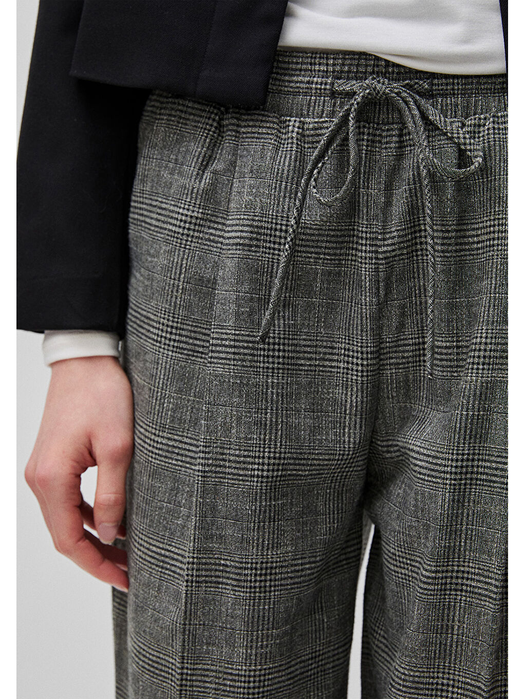 Kadın Gri Pamuk Karışımlı Ekose Desenli Beli Büzgülü Pantolon-4