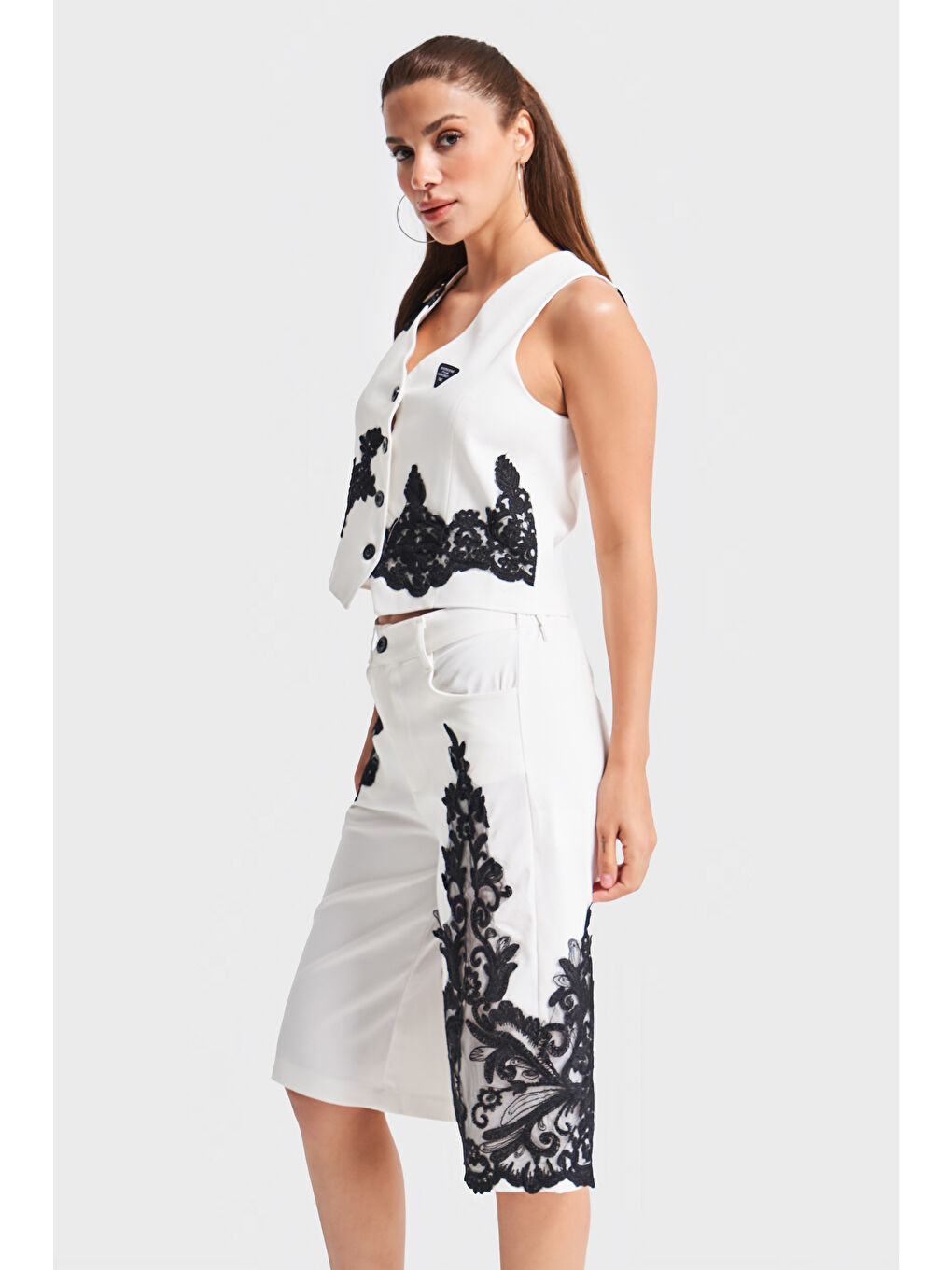 Kadın Ekru Renk Siyah Dantel Nakışlı Midi Boy Tasarım Kumaş Bermuda Şort-3