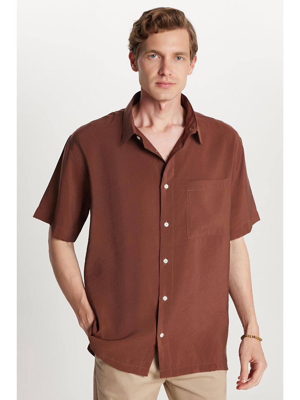 Erkek Relax Fit Rahat Kullanım Modal Kumaş Tek Cepli Kısa Kollu Kahverengi Gömlek