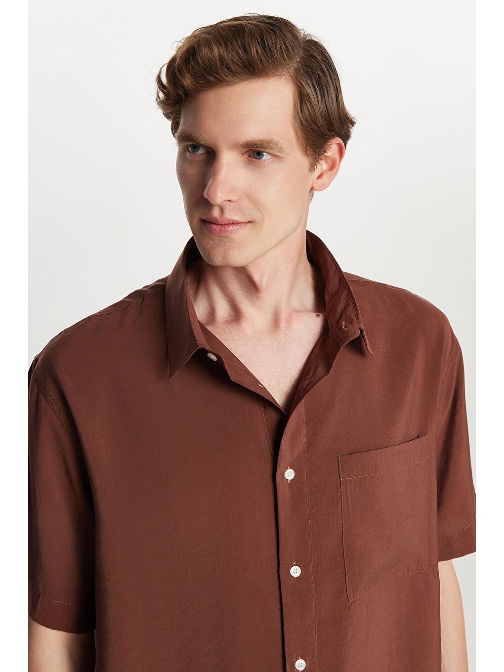 Erkek Relax Fit Rahat Kullanım Modal Kumaş Tek Cepli Kısa Kollu Kahverengi Gömlek-1