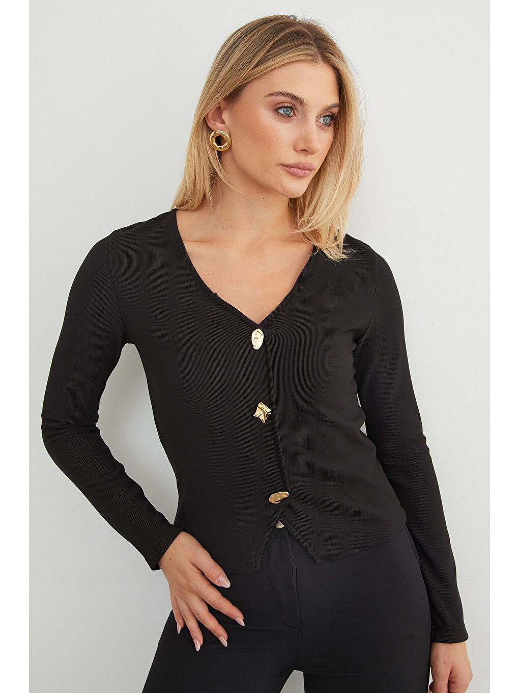 Siyah Metal Aksesuarlı V Yaka Bluz