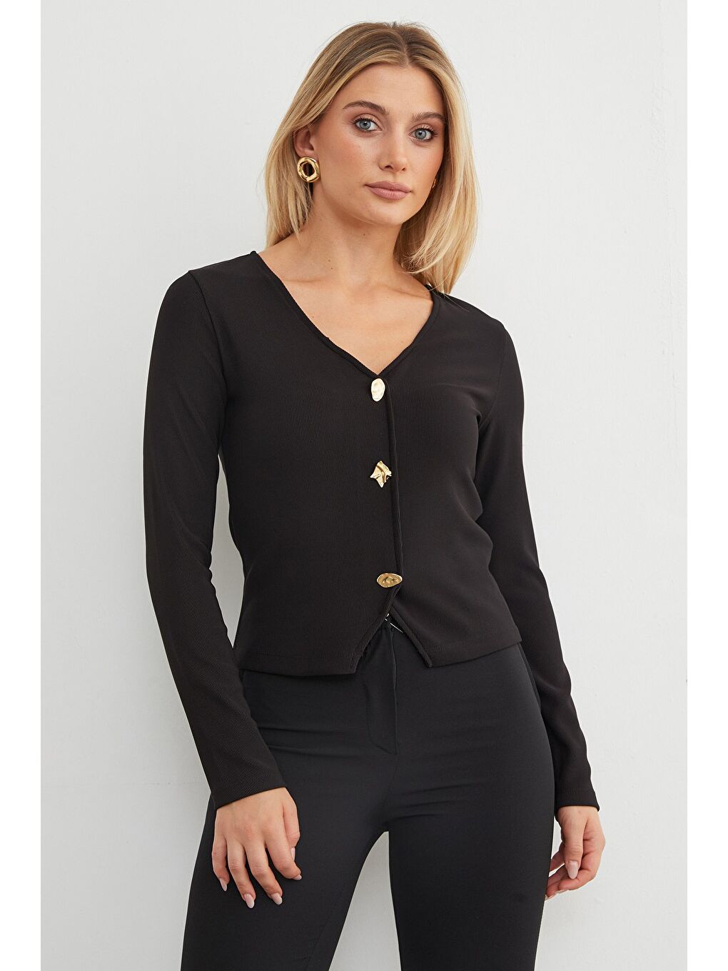 Siyah Metal Aksesuarlı V Yaka Bluz-1