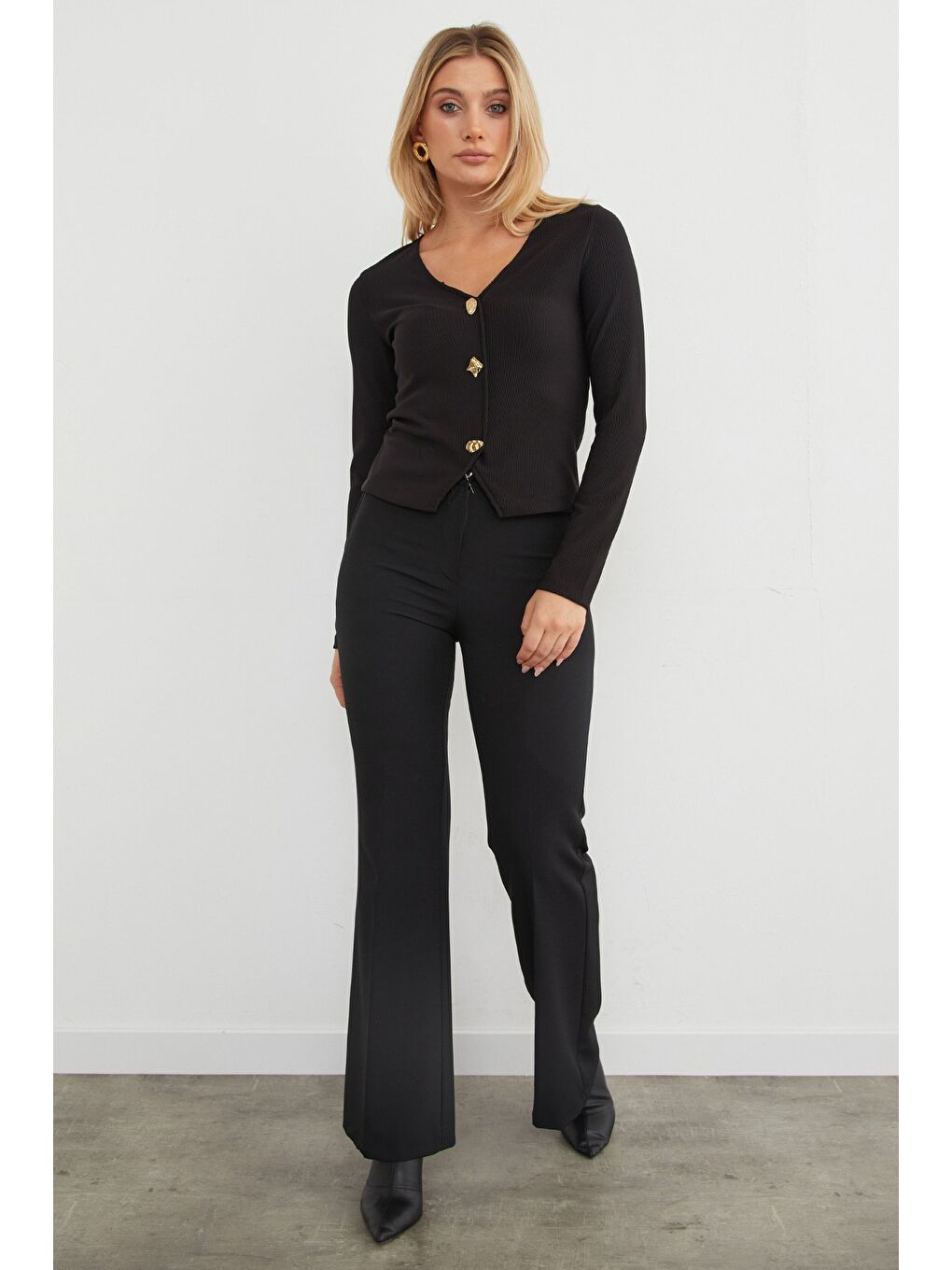 Siyah Metal Aksesuarlı V Yaka Bluz-2