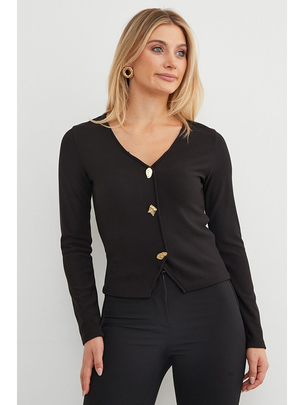 Siyah Metal Aksesuarlı V Yaka Bluz-3