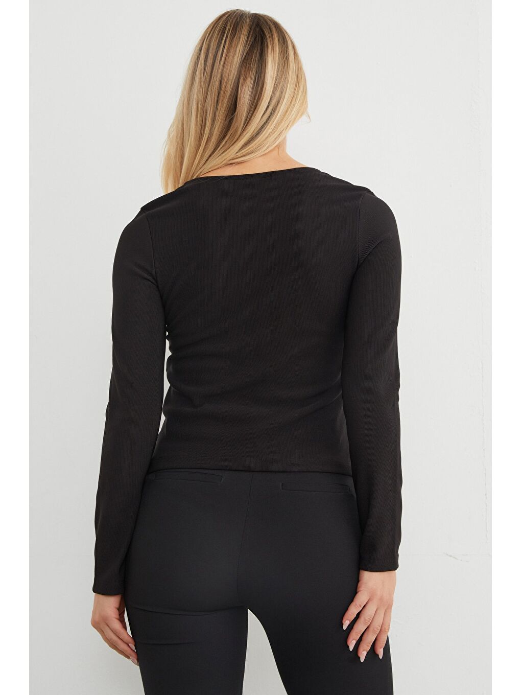 Siyah Metal Aksesuarlı V Yaka Bluz-4