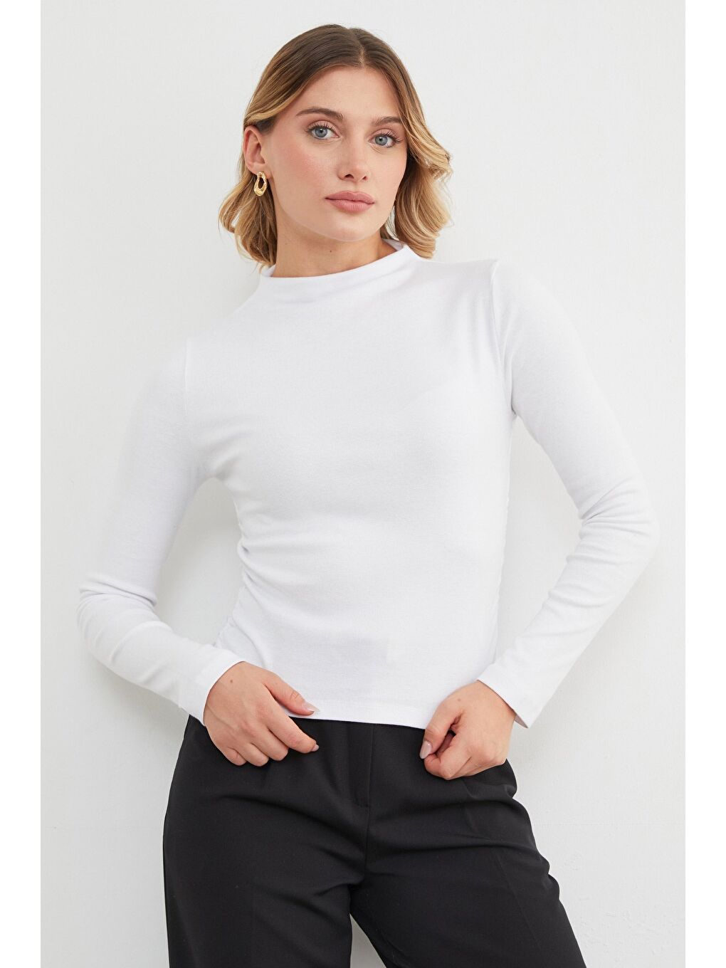 Beyaz Basic Yanları Drapeli Perkins Yaka Modal Bluz-4