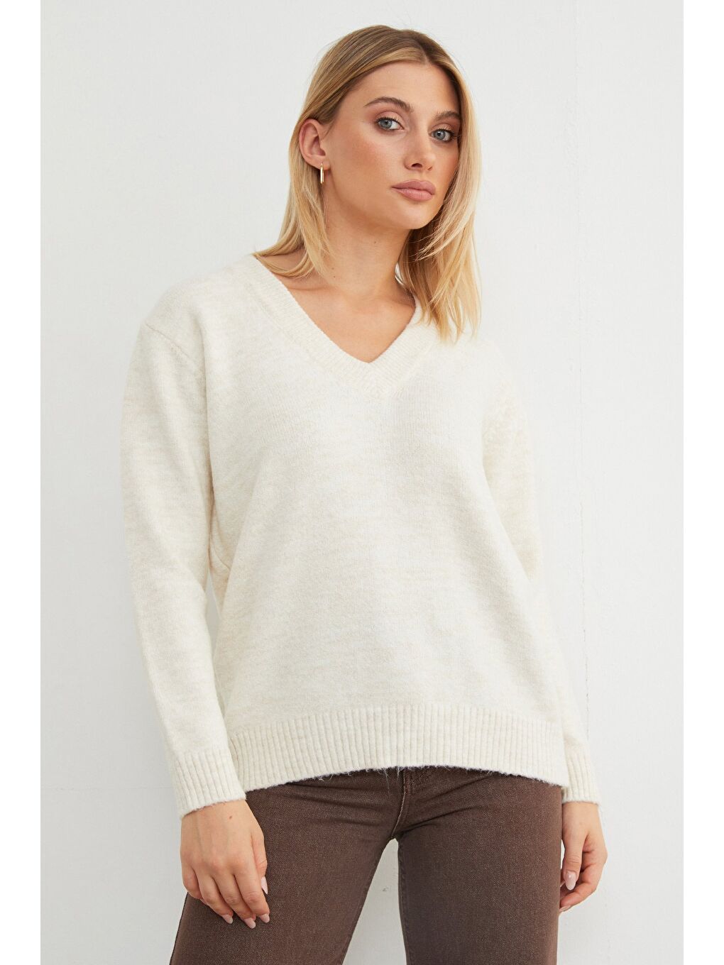 Ekru Basic V Yaka Salaş Kazak