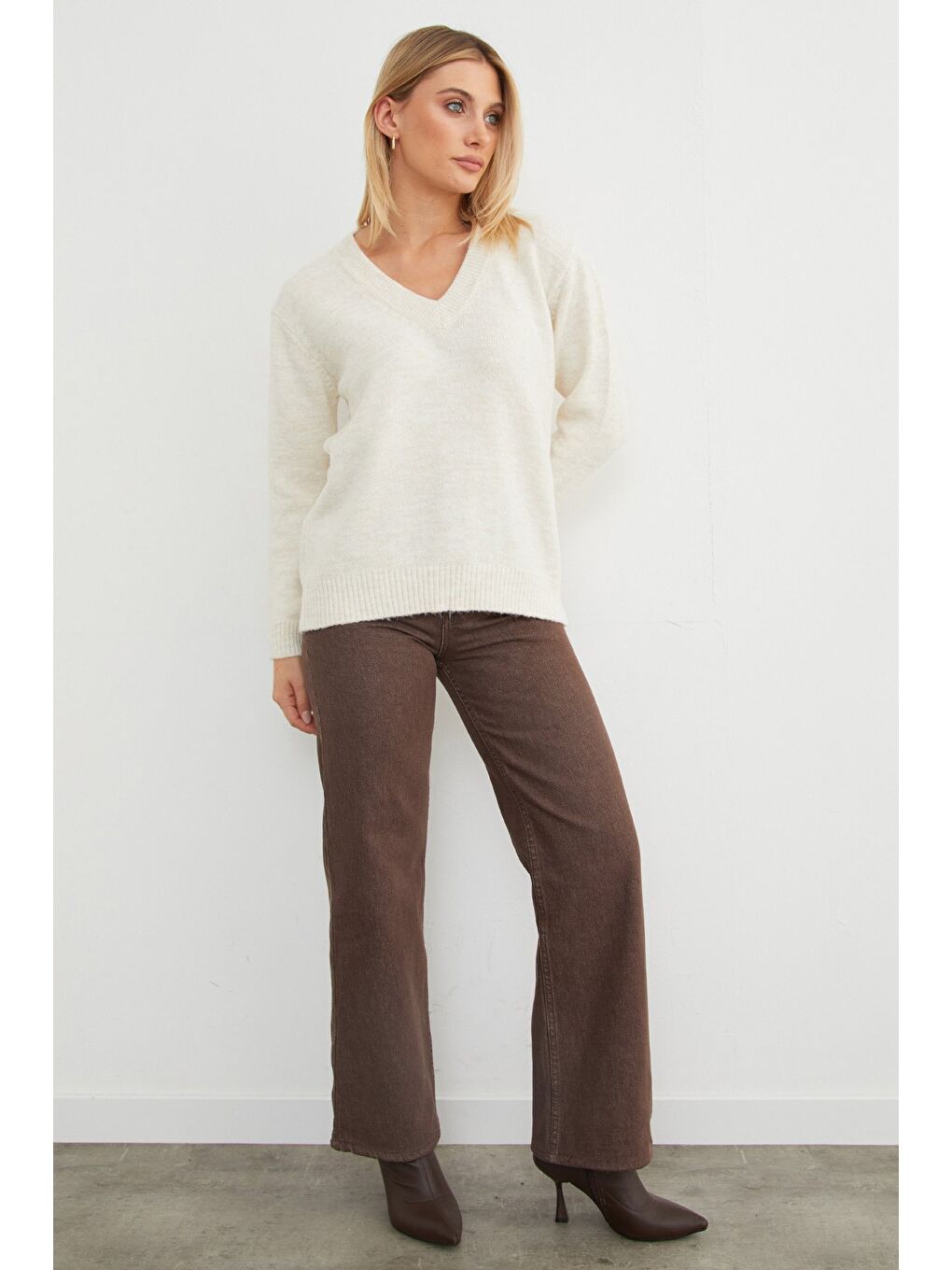 Ekru Basic V Yaka Salaş Kazak-1