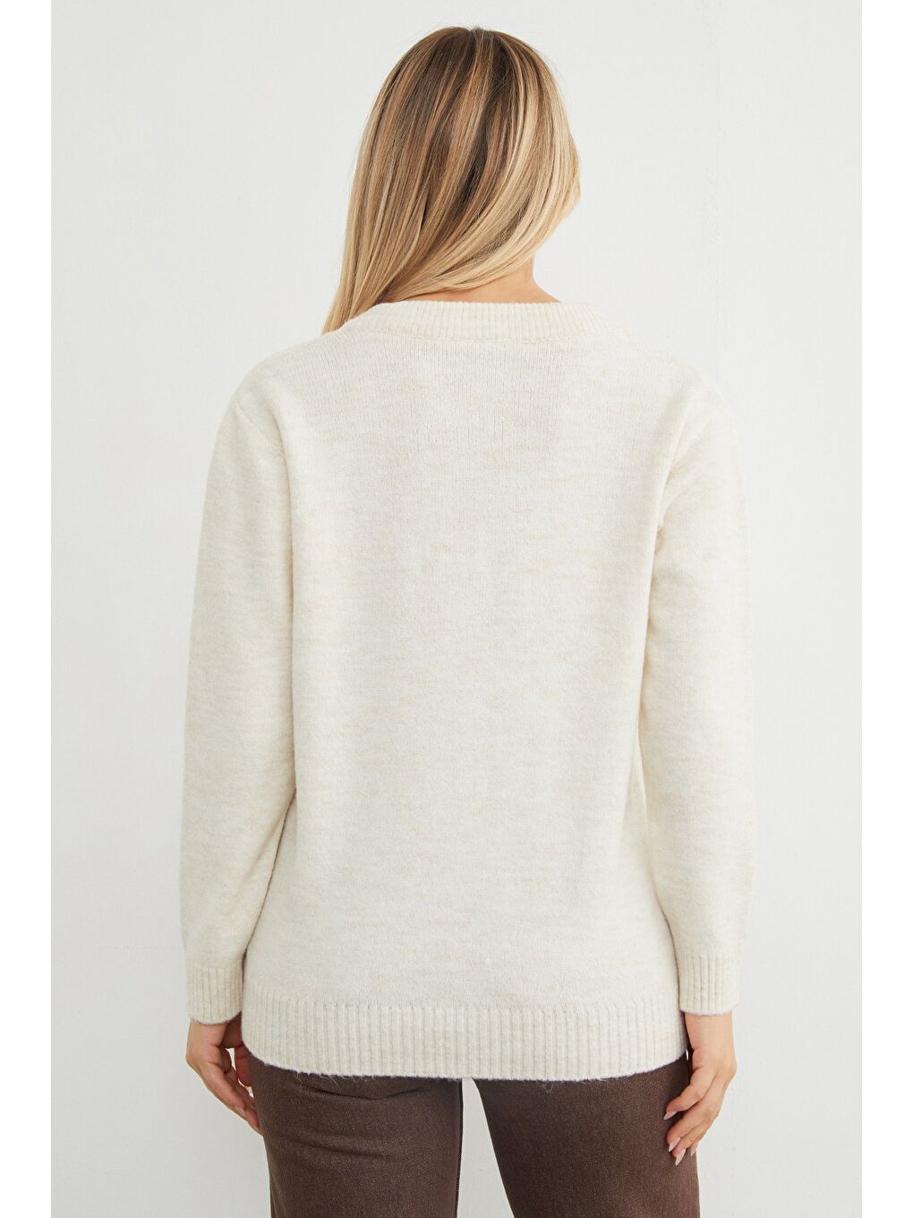 Ekru Basic V Yaka Salaş Kazak-3