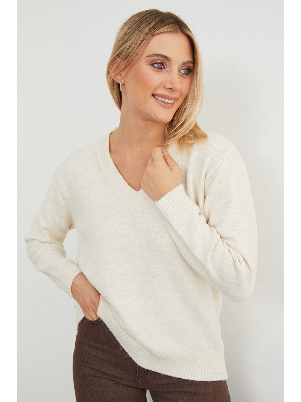 Ekru Basic V Yaka Salaş Kazak-4