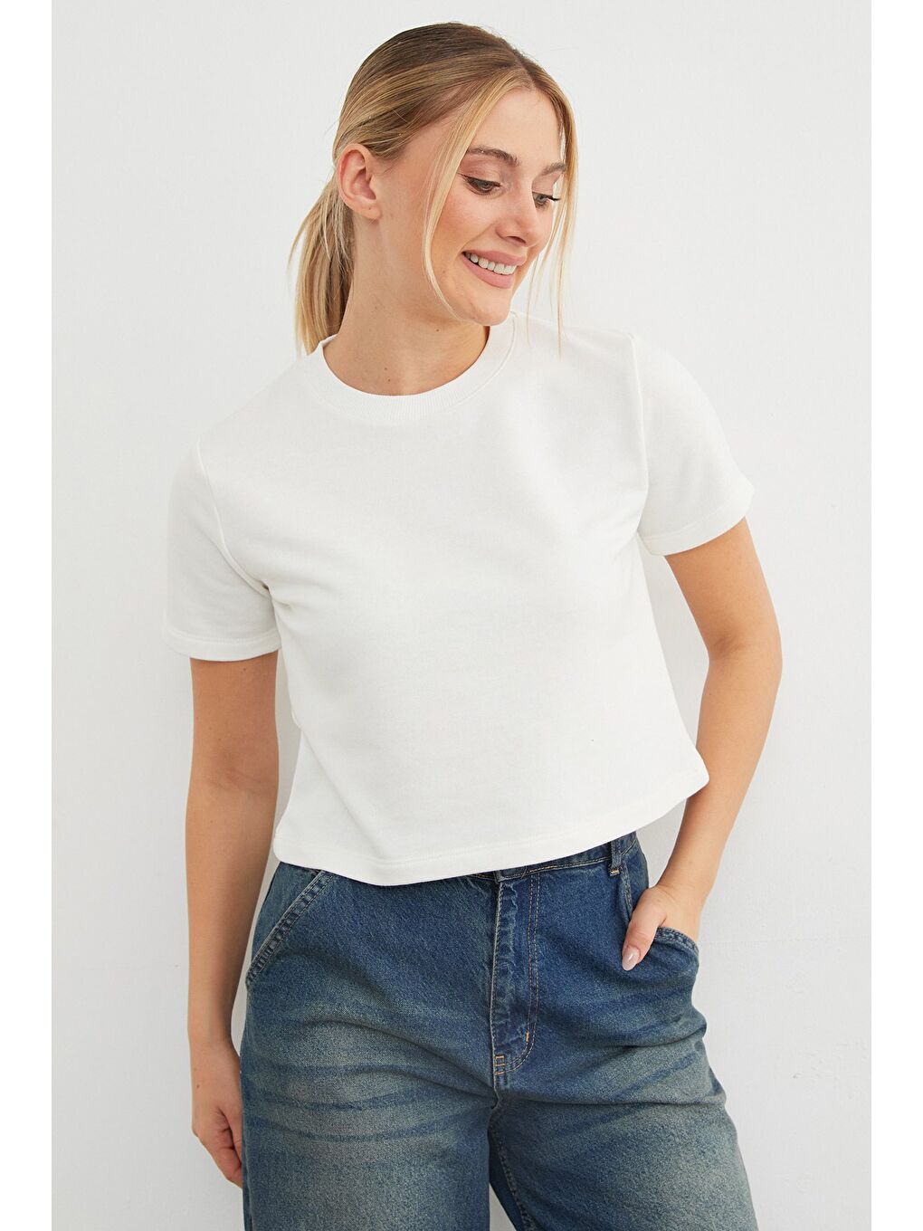 Ekru Basic Ribana Yaka Mevsimlik Crop Tişört-1