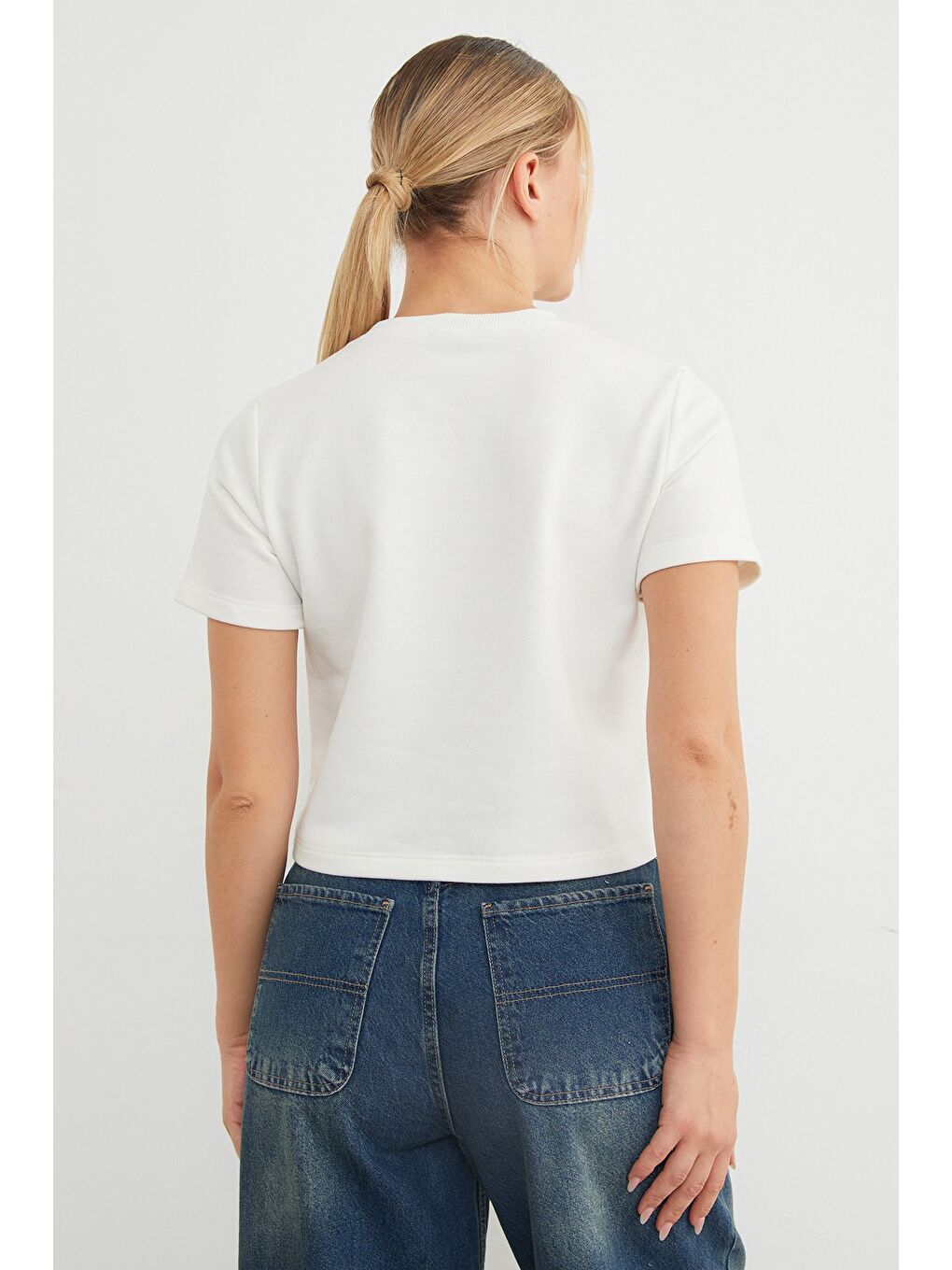 Ekru Basic Ribana Yaka Mevsimlik Crop Tişört-2