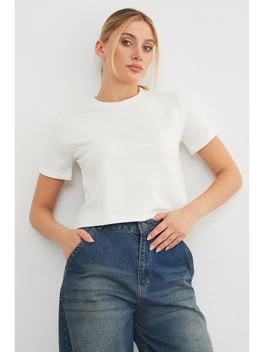 Ekru Basic Ribana Yaka Mevsimlik Crop Tişört-3