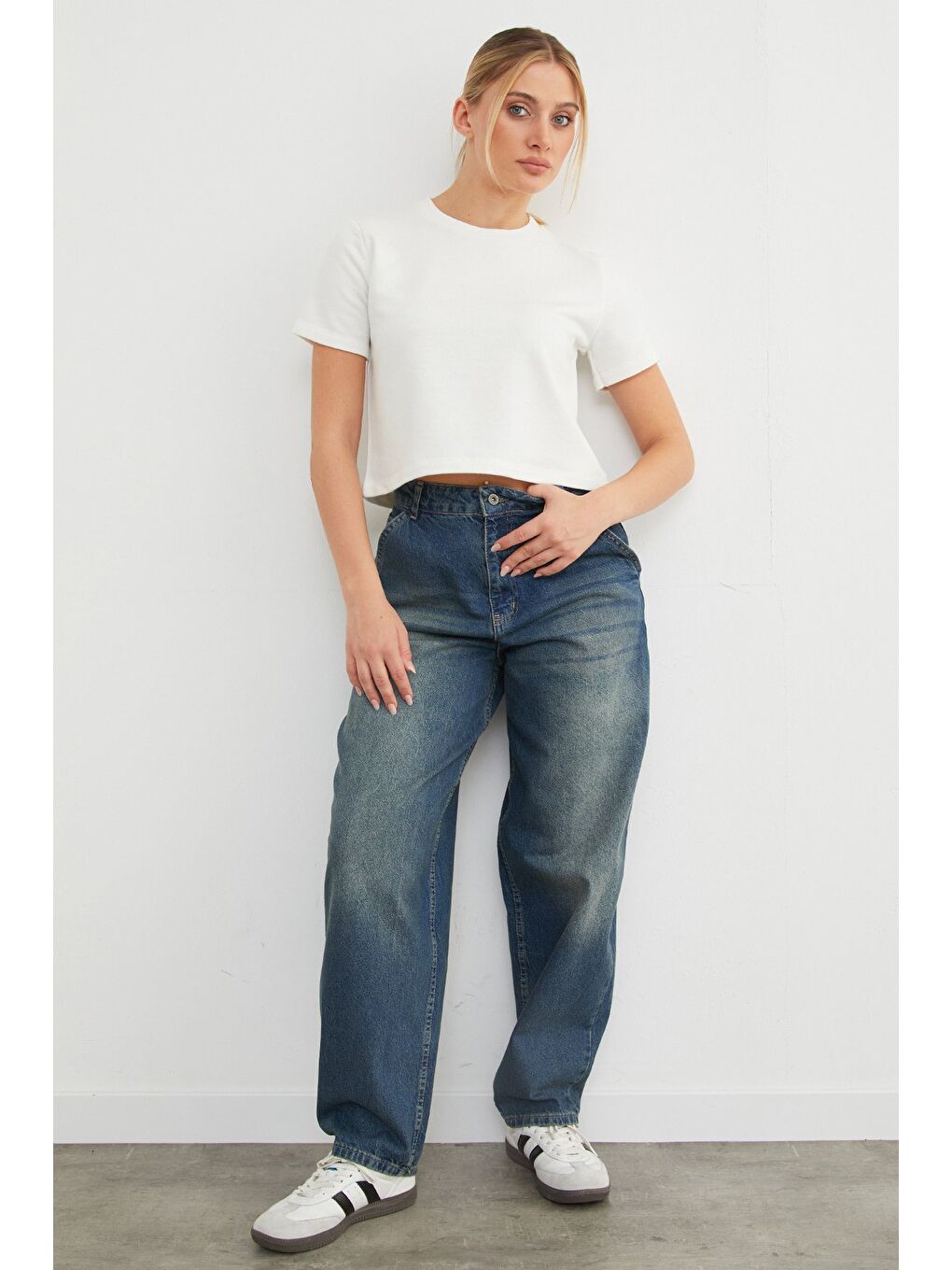 Ekru Basic Ribana Yaka Mevsimlik Crop Tişört-4