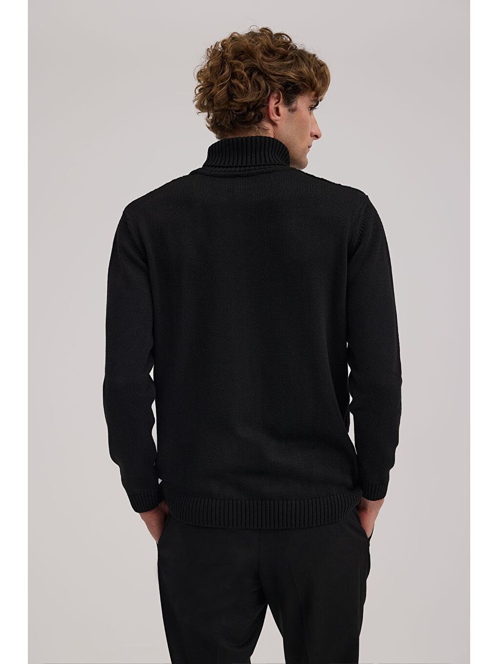 Siyah Slim Fit Desenli Tam Balıkçı Yaka Triko-3