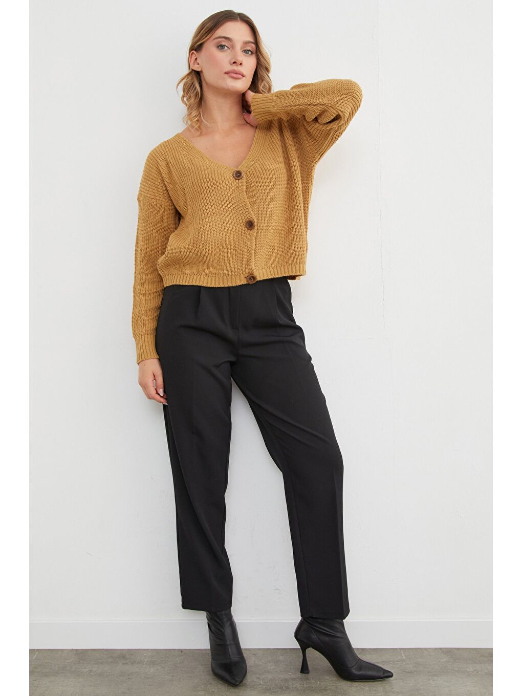 Bej Düğmeli V Yaka Triko Hırka-1