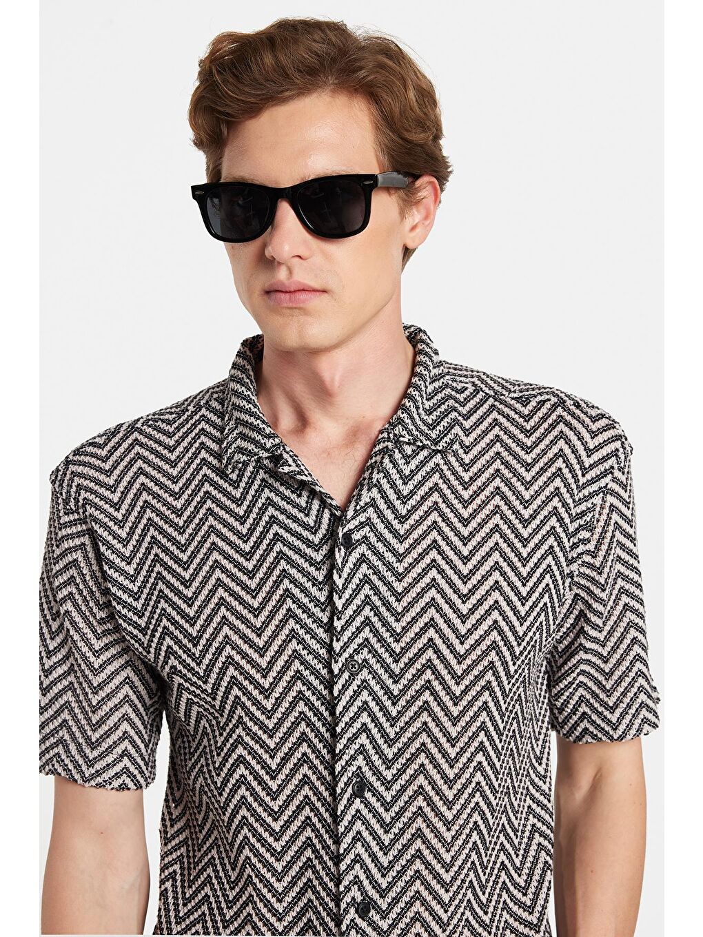 Erkek Relax Fit Rahat Kesim Apaş Yaka Kısa Kol Desenli Örme Siyah Gömlek