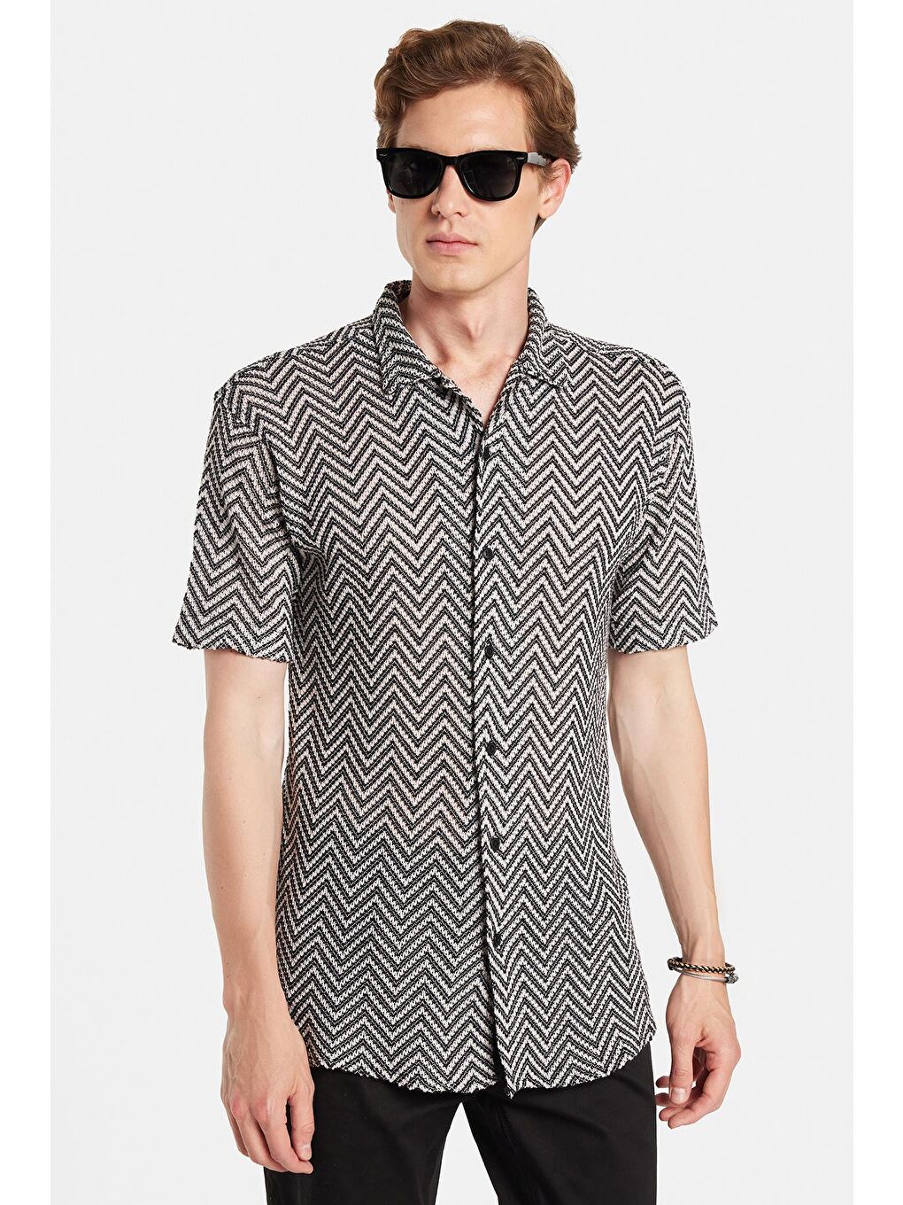 Erkek Relax Fit Rahat Kesim Apaş Yaka Kısa Kol Desenli Örme Siyah Gömlek-1