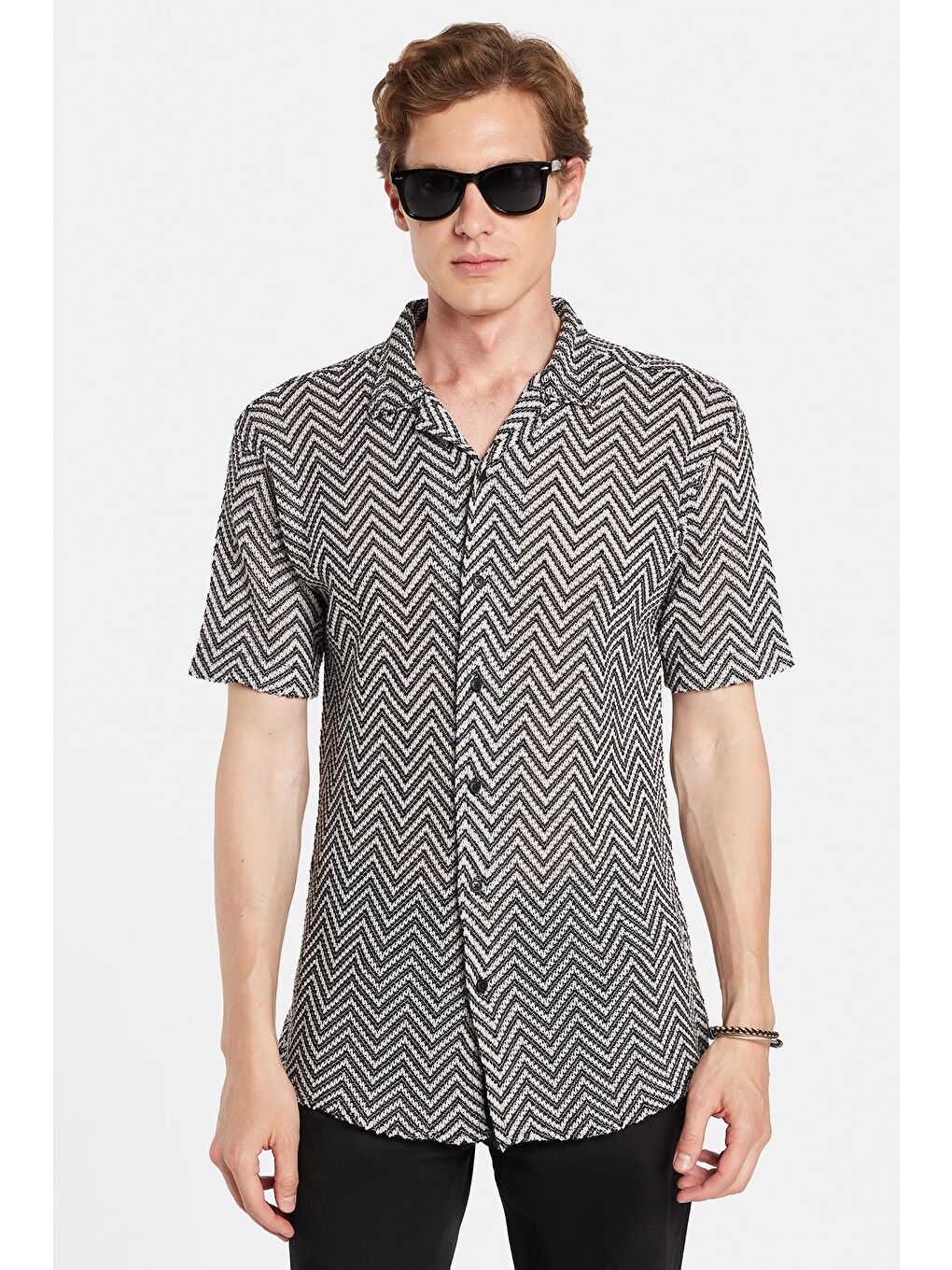Erkek Relax Fit Rahat Kesim Apaş Yaka Kısa Kol Desenli Örme Siyah Gömlek-3