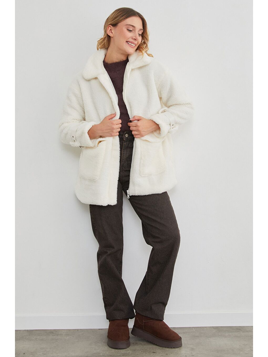 Beyaz Kolları Tokalı Çift Cepli Pelüş Mont-1