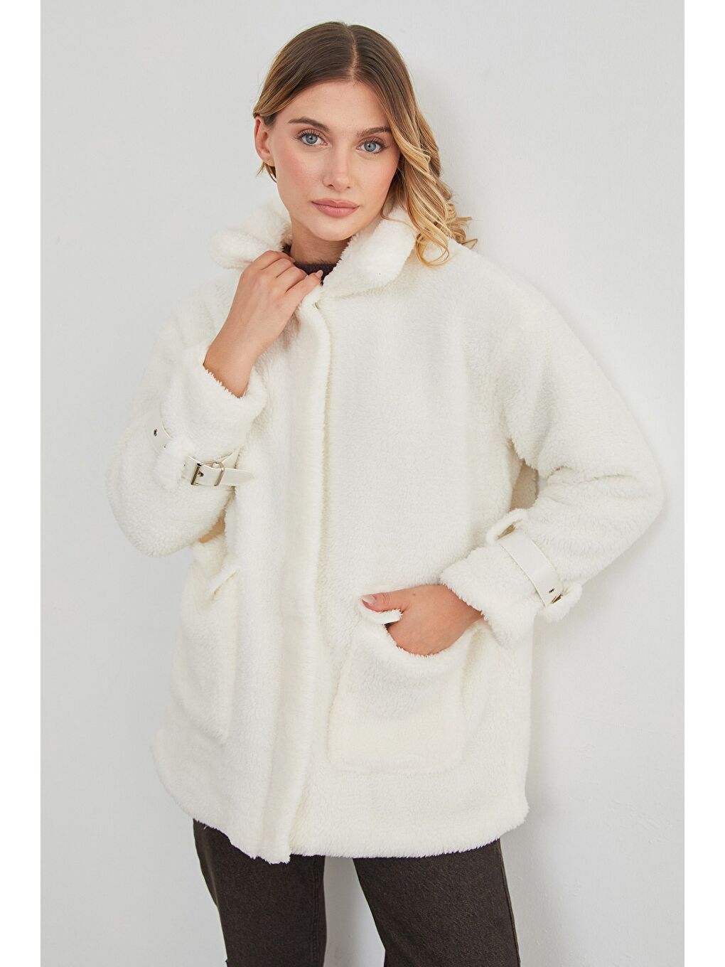 Beyaz Kolları Tokalı Çift Cepli Pelüş Mont-2