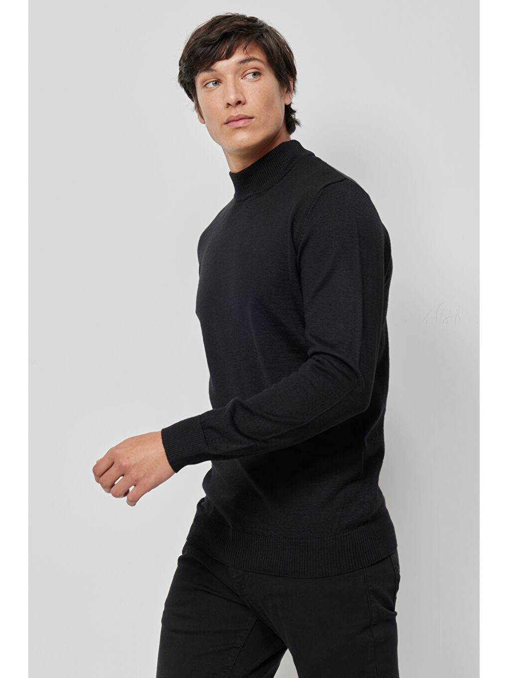 Erkek Siyah Standart Fit Normal Kesim Yarım Balıkçı Yaka Yünlü Triko-2