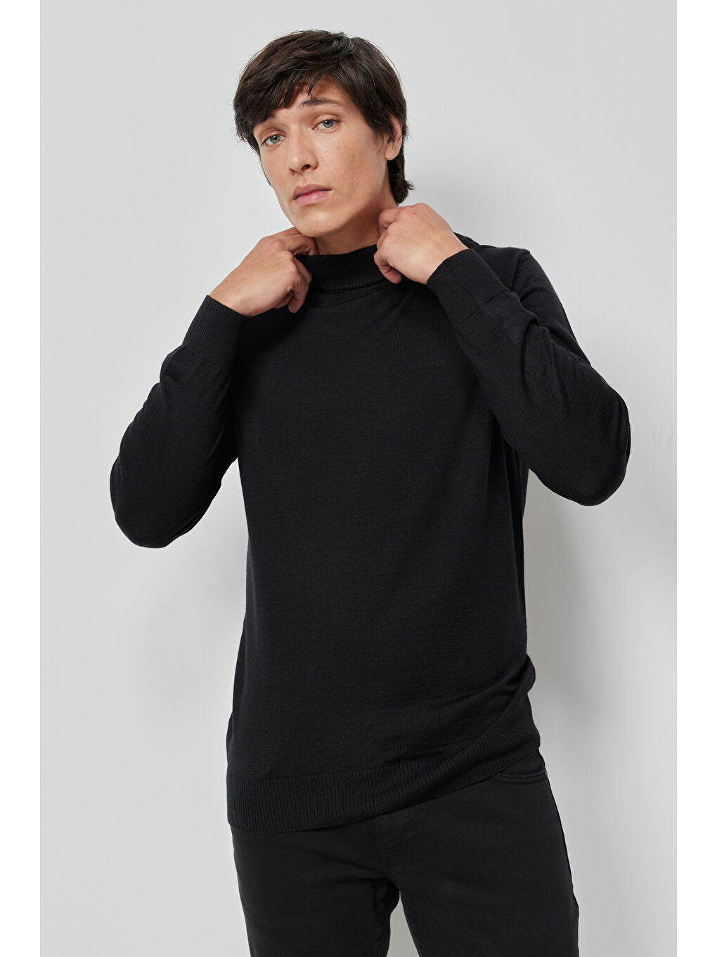 Erkek Siyah Standart Fit Normal Kesim Yarım Balıkçı Yaka Yünlü Triko-3