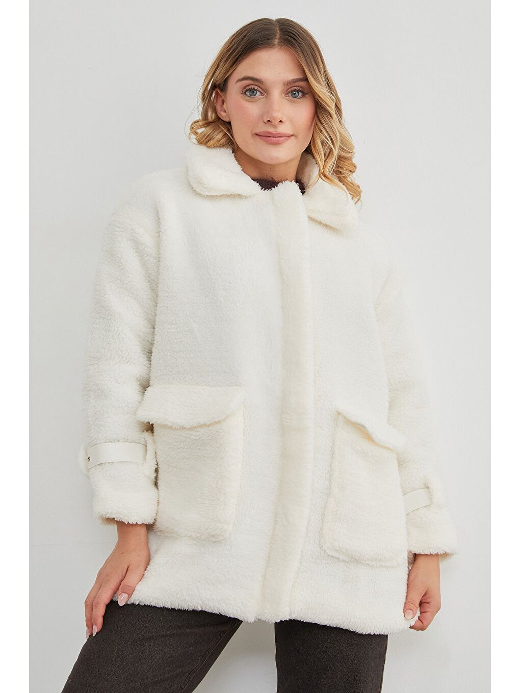 Beyaz Kolları Tokalı Çift Cepli Pelüş Mont-4