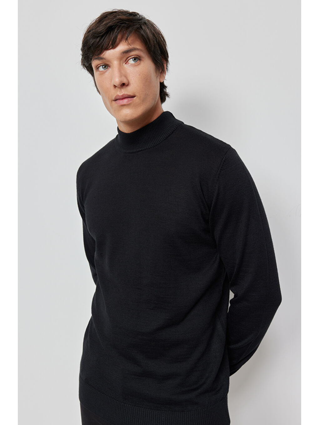 Erkek Siyah Standart Fit Normal Kesim Yarım Balıkçı Yaka Yünlü Triko-4