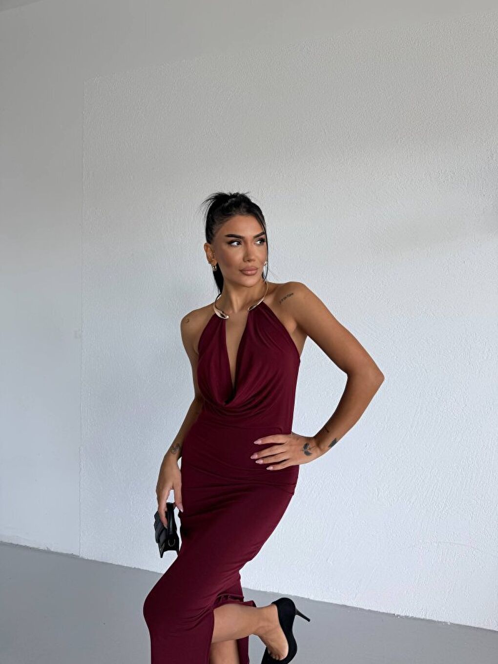 Kırmızı Kadın Boyun Aksesuarlı Halter Yaka Maxi Boy Sandy Kumaş Elbise-4