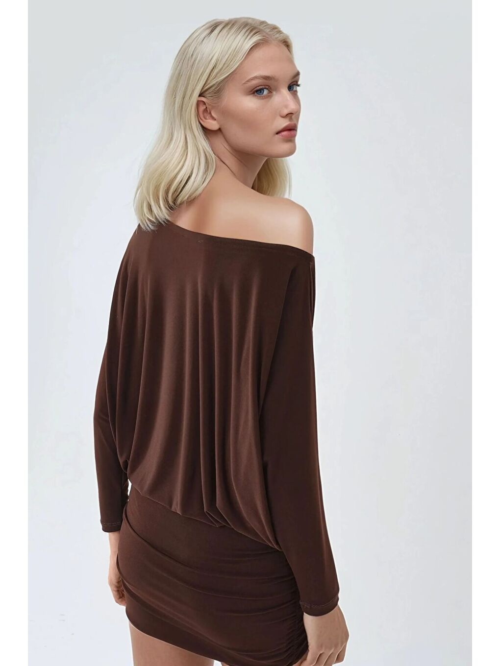 Düşük Omuz Esnek Elbise Kahverengi-3