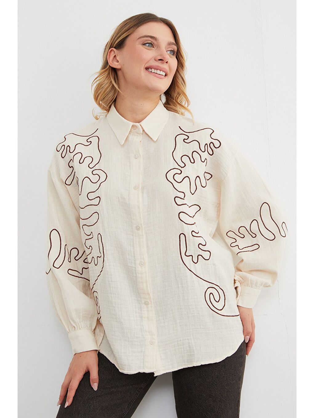 Bej Geometrik Nakışlı Bol Gömlek-3