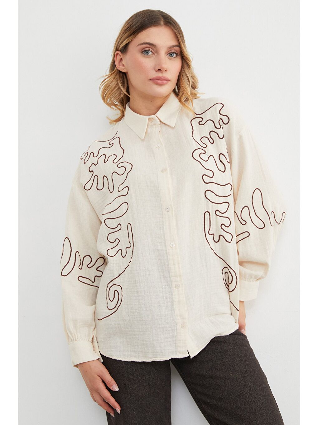 Bej Geometrik Nakışlı Bol Gömlek-4