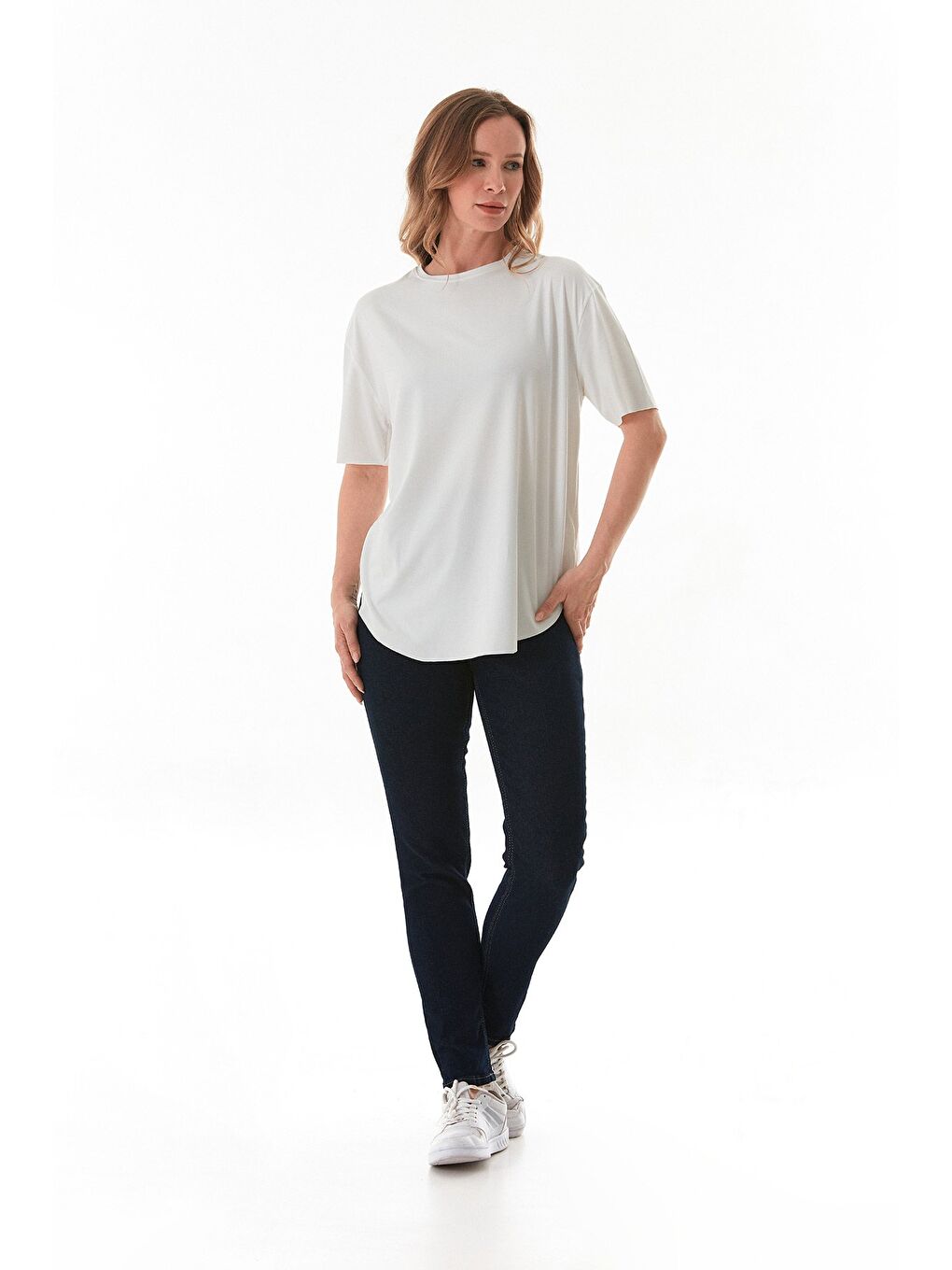 Beyaz Basic Bisiklet Yaka Yanları Yırtmaçlı Modal Tişört-1