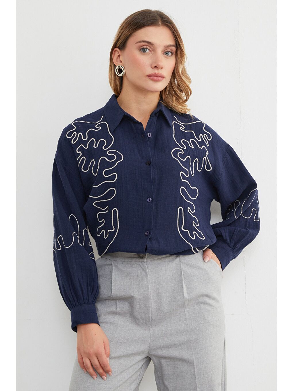 Lacivert Geometrik Nakışlı Bol Gömlek