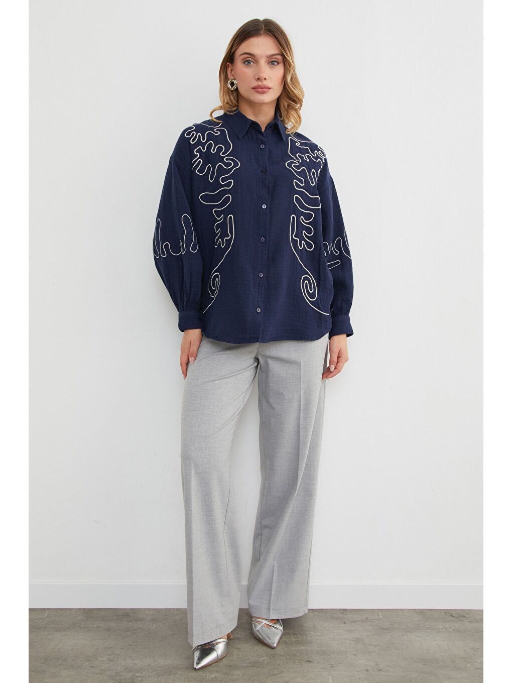 Lacivert Geometrik Nakışlı Bol Gömlek-1