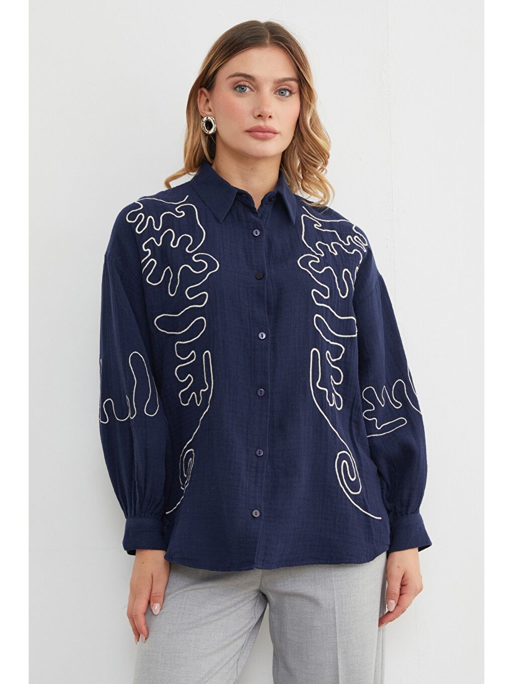 Lacivert Geometrik Nakışlı Bol Gömlek-2