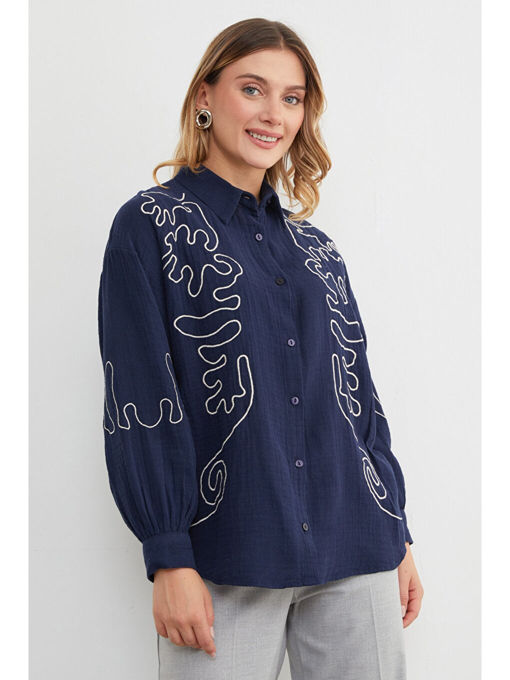 Lacivert Geometrik Nakışlı Bol Gömlek-3