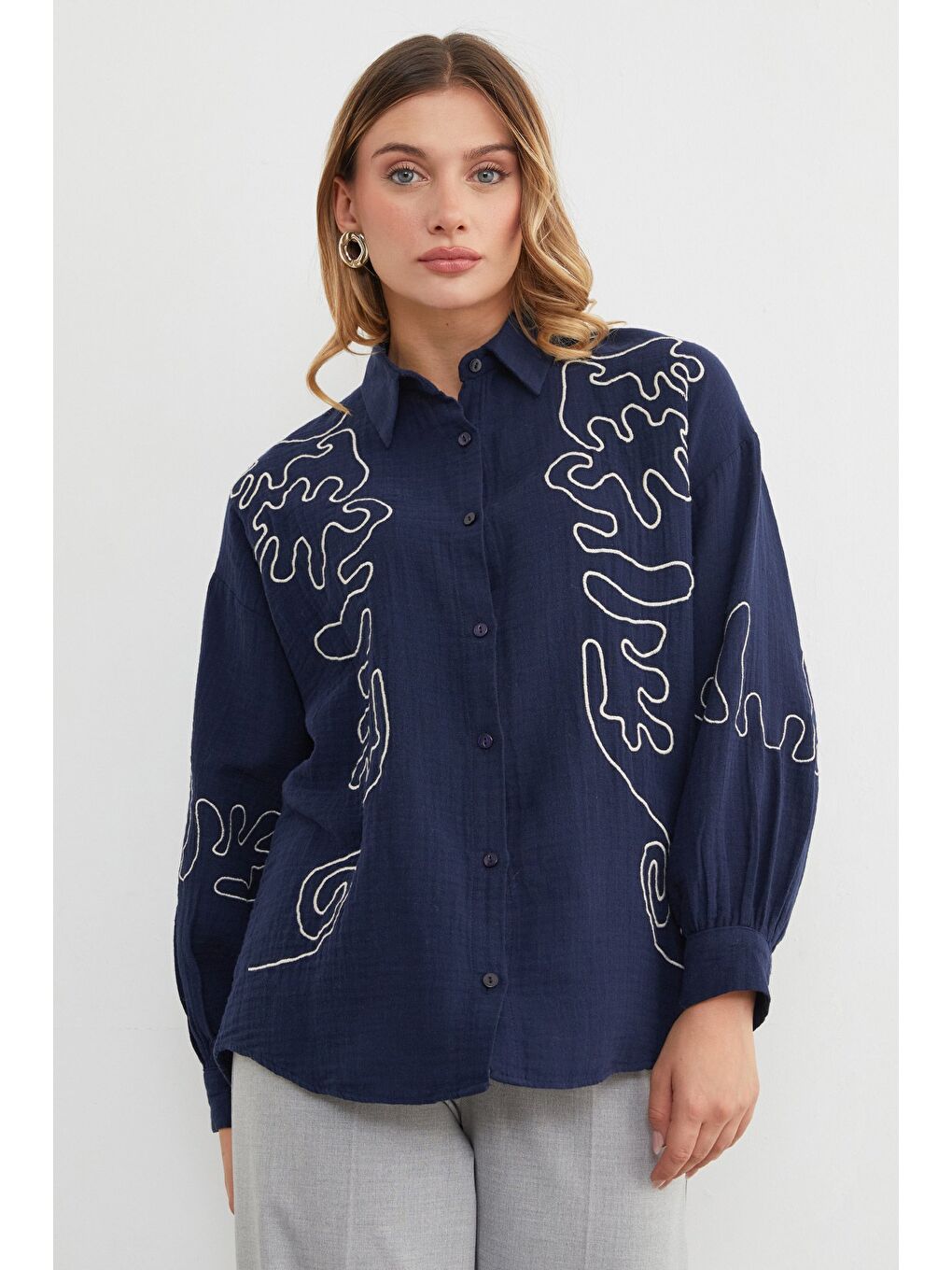 Lacivert Geometrik Nakışlı Bol Gömlek-4